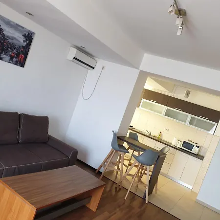 Lara Cream Summerland Apartment Mamaia