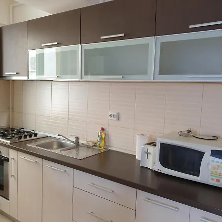 Lara Cream Summerland Apartment Mamaia